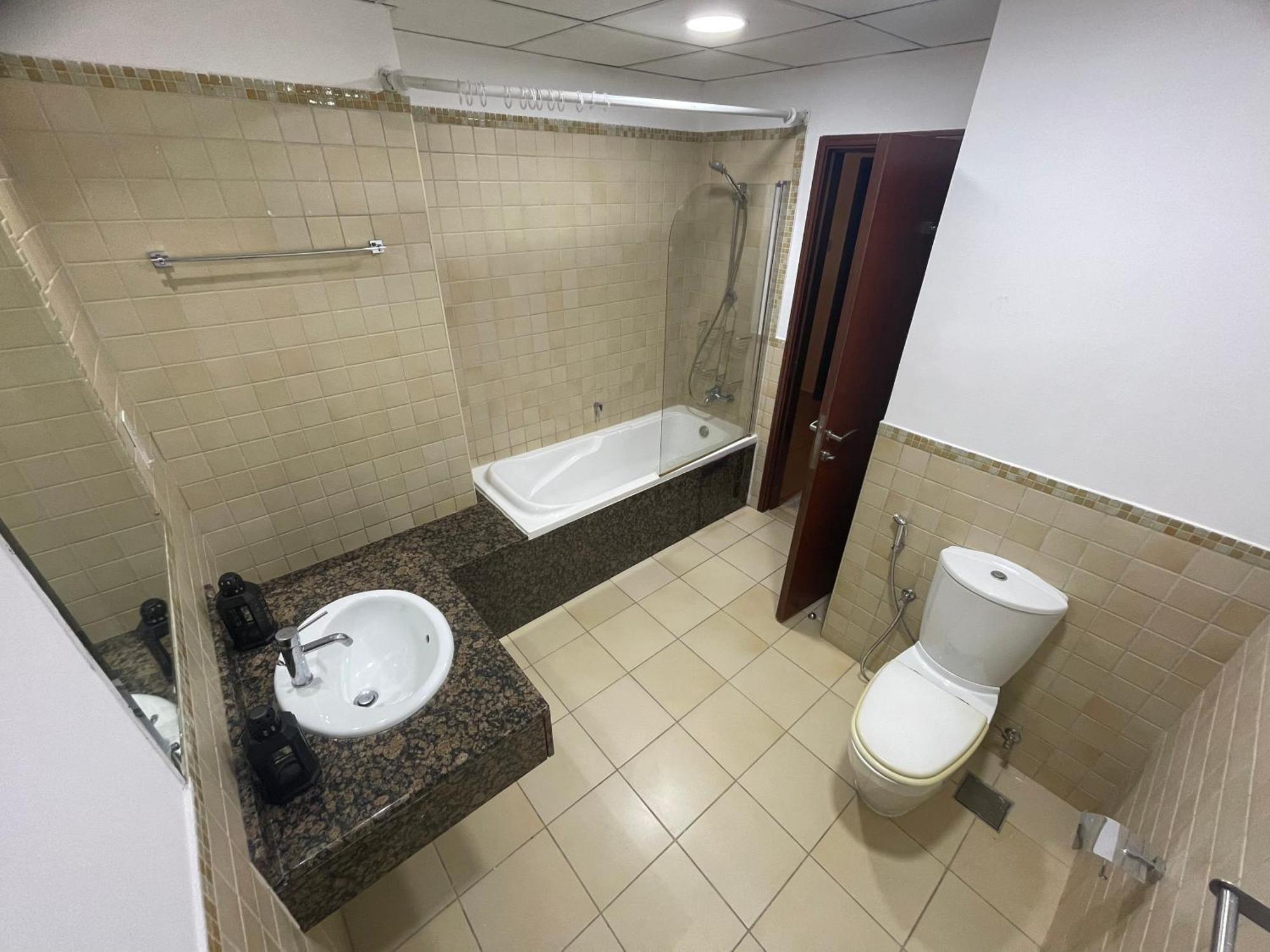 Seaview Beach Hostel Jbr - Walk To Beach - Gym - Pool - Metro Station Dubai Exterior photo
